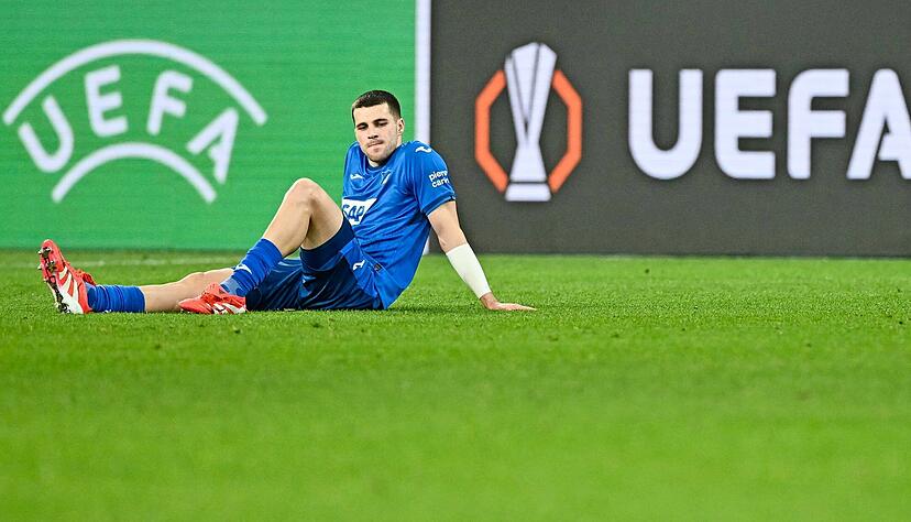 Geknickt saß Hoffenheims Adam Hlozek nach dem Abpfiff auf dem Rasen. Seiner TSG droht nach dem 2:3 gegen die Spurs das Aus in der Ligaphase.
Foto: dpa