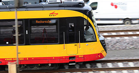 Am frühen Montagmorgen meldet der Karlsruher Verkehrsverbund eine Fahrzeugstörung auf der Stadtbahnlinie S4. Am frühen Montagmorgen meldet der Karlsruher Verkehrsverbund eine Fahrzeugstörung auf der Stadtbahnlinie S4.