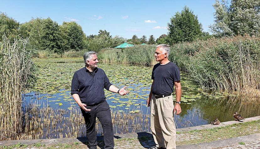 Der See im Böckinger Ziegeleipark ist für Oliver Toellner (links) und Michael Schmid eine Erfolgsgeschichte. Die Pflanzen und Seerosen im See verhindern, dass sich zu viele Algen bilden.