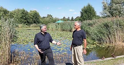 Der See im Böckinger Ziegeleipark ist für Oliver Toellner (links) und Michael Schmid eine Erfolgsgeschichte. Die Pflanzen und Seerosen im See verhindern, dass sich zu viele Algen bilden.
Foto: Ralf Seidel