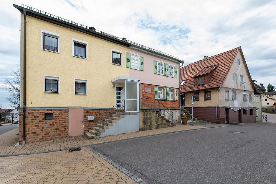 Der Gebäudeteil mit den grünen Fensterläden ist das Bauspar-Museum in Wüstenrot. Das Haus rechts daneben wird abgerissen. Die Wüstenrot Bausparkasse errichtet auf dem Grundstück einen Neubau. Aufnahme aus dem Jahr 2023.