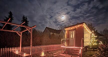 Besonders bei Nacht wirkt das Tiny House mit den Lichtergirlanden, die von weitem sichtbar sind, sehr romantisch.   
Foto: privat