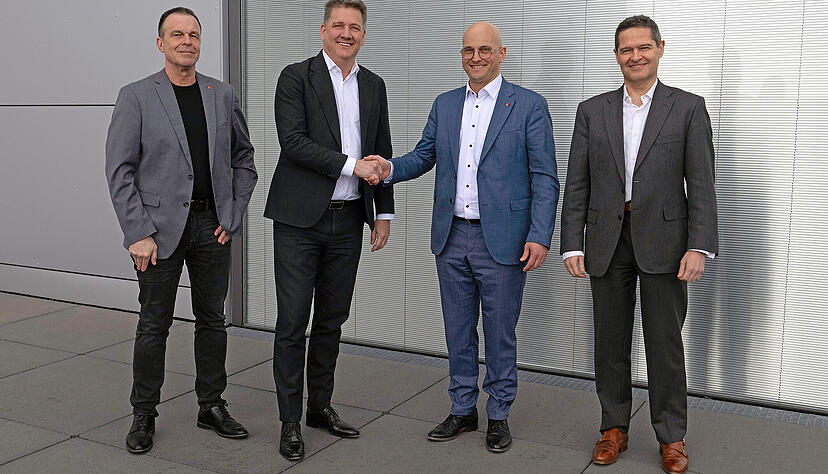Mit einer Zukunftsvereinbarung wollen Vorstand und Betriebsrat von Audi das Unternehmen zukunftssicher aufstellen: (von links) Rainer Schirmer, Betriebsratschef Neckarsulm und stellvertretender Vorsitzender des Gesamtbetriebsrats, CEO Gernot Döllner, Gesamtbetriebsratsvorsitzender Jörg Schlagbauer und Personalvorstand Xavier Ros. Mit einer Zukunftsvereinbarung wollen Vorstand und Betriebsrat von Audi das Unternehmen zukunftssicher aufstellen: (von links) Rainer Schirmer, Betriebsratschef Neckarsulm und stellvertretender Vorsitzender des Gesamtbetriebsrats, CEO Gernot Döllner, Gesamtbetriebsratsvorsitzender Jörg Schlagbauer und Personalvorstand Xavier Ros.