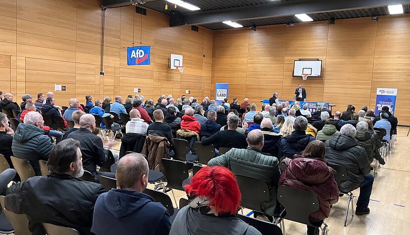 Gut 150 Interessierte sind beim Neujahrsempfang des AfD-Kreisverbands Hohenlohe/Schwäbisch Hall in der Mehrzweckhalle Taläcker in Künzelsau. Gut 150 Interessierte sind beim Neujahrsempfang des AfD-Kreisverbands Hohenlohe/Schwäbisch Hall in der Mehrzweckhalle Taläcker in Künzelsau.