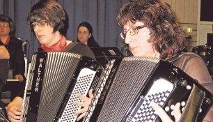 Riesig war der Beifall der Zuhörer für die Akkordeonspieler ebenso wie für sechs Sänger und ein Projekt-Musical-Orchester bei der Jahresfeier.Foto: Regina Koppenhöfer Riesig war der Beifall der Zuhörer für die Akkordeonspieler ebenso wie für sechs Sänger und ein Projekt-Musical-Orchester bei der Jahresfeier.Foto: Regina Koppenhöfer