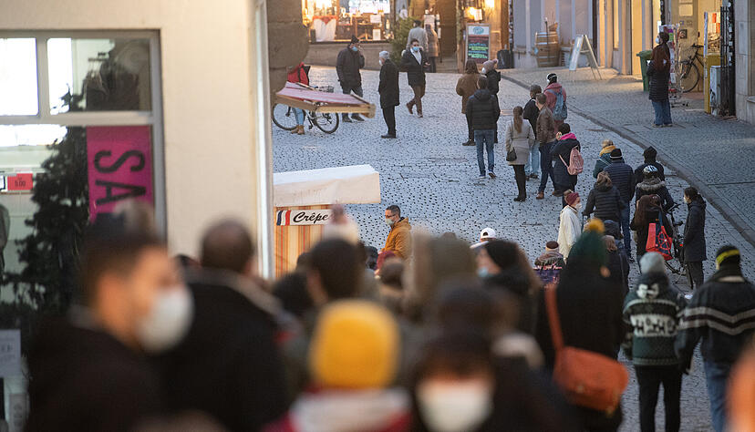 Viel Geduld brauchen die Menschen, die derzeit an den Teststationen im Land - wie hier in Tübingen - anstehen. Foto: dpa