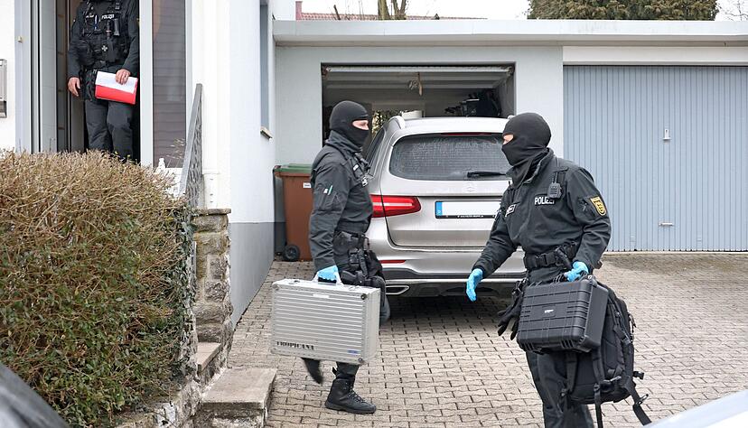 Beamte des SEK durchsuchen ein Haus in Schwäbisch Hall. Beamte des SEK durchsuchen ein Haus in Schwäbisch Hall.