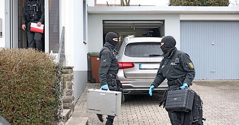 Beamte des SEK durchsuchen ein Haus in Schwäbisch Hall. Beamte des SEK durchsuchen ein Haus in Schwäbisch Hall.