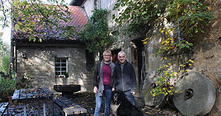 Gemeinsam mit H&uuml;ndin Malou leben Hinrich und Britta Z&uuml;rn in der ehemaligen M&uuml;hle Streichenberg.