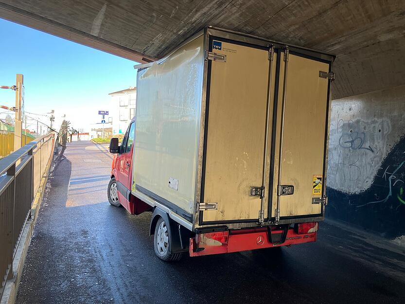 Regelmäßig rücken Feuerwehren aus, wenn Fahrer die Höhe ihrer Fahrzeuge falsch einschätzen und an Brücken hängenbleiben. Regelmäßig rücken Feuerwehren aus, wenn Fahrer die Höhe ihrer Fahrzeuge falsch einschätzen und an Brücken hängenbleiben.