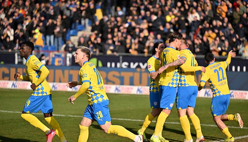 Die Braunschweiger Spieler feiern den Ausgleichstreffer.