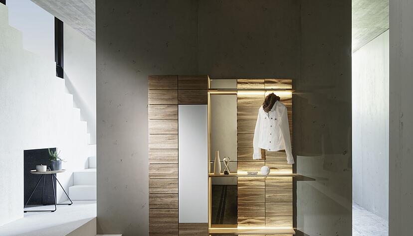 Ein Schrank mit Spiegel und Beleuchtung im Flur sorgt für Stauraum und ist praktisch, um kurz einen Blick aufs Outfit zu werfen. Ein Schrank mit Spiegel und Beleuchtung im Flur sorgt für Stauraum und ist praktisch, um kurz einen Blick aufs Outfit zu werfen.