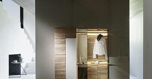 Ein Schrank mit Spiegel und Beleuchtung im Flur sorgt für Stauraum und ist praktisch, um kurz einen Blick aufs Outfit zu werfen.