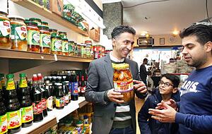 Vieles, was es Goran Mustafa (li.) in seinem Markt in der Lammgasse zu kaufen gibt, haben normale Supermärkte nicht im Angebot: zum Beispiel Makdous, eingelegte, gefüllte Auberginen. Fotos: Ralf Seidel Vieles, was es Goran Mustafa (li.) in seinem Markt in der Lammgasse zu kaufen gibt, haben normale Supermärkte nicht im Angebot: zum Beispiel Makdous, eingelegte, gefüllte Auberginen. Fotos: Ralf Seidel