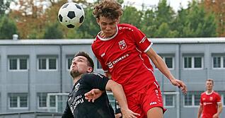 Jemal Hergüngezer (Mitte) hat mit seiner Flanke auf Lorik Makolli die Entscheidung zum 2:0 im Topspiel gegen Rutesheim herbeigeführt.
Foto: Kurt Gesper