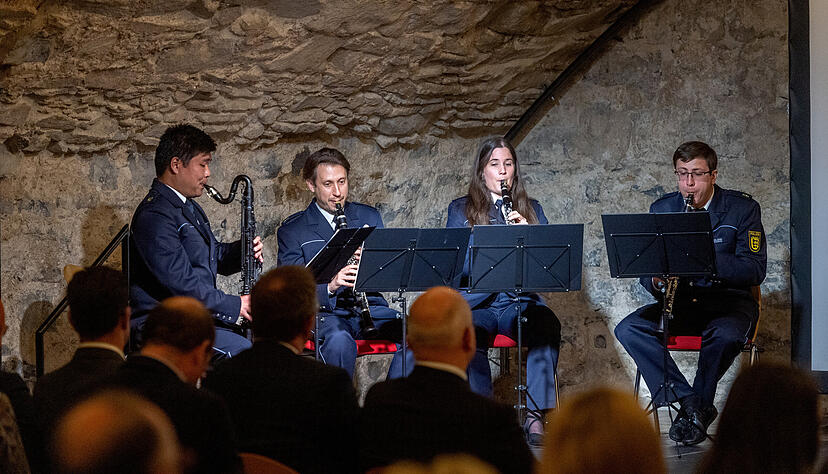 Der Festabend wurde vom Klarinettenquartett des Landespolizeiorchesters unter Leitung von Arata Kojima musikalisch umrahmt. Der Festabend wurde vom Klarinettenquartett des Landespolizeiorchesters unter Leitung von Arata Kojima musikalisch umrahmt.