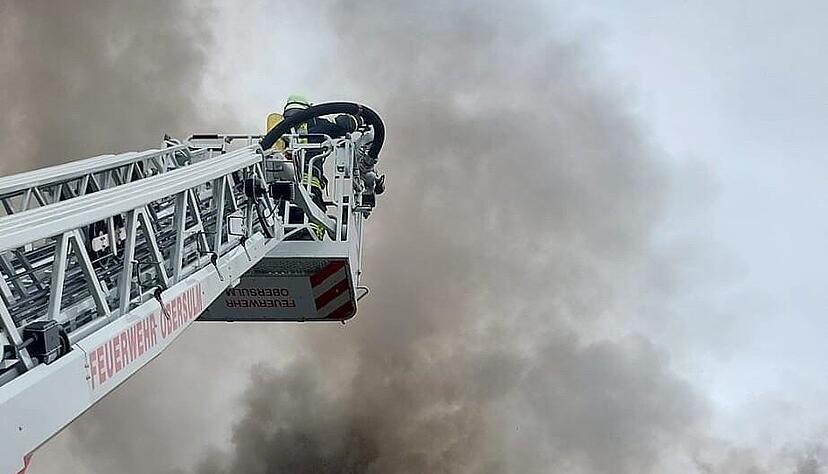 Das Feuer greift vom Dachstuhl der einen Haushälfte in Ellhofen auf die andere über.