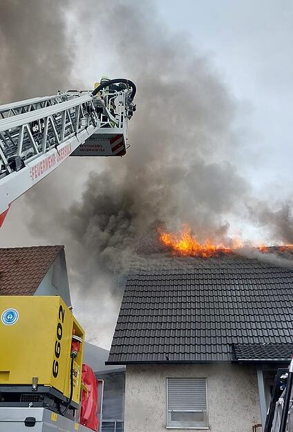 Das Feuer greift vom Dachstuhl der einen Haushälfte in Ellhofen auf die andere über.
