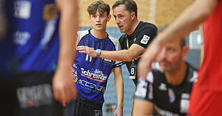 Ist ein F&ouml;rderer von Talenten: Edin Hadzimuhamedovic (rechts), hier im Gespr&auml;ch mit Nicolas Ehrlich.