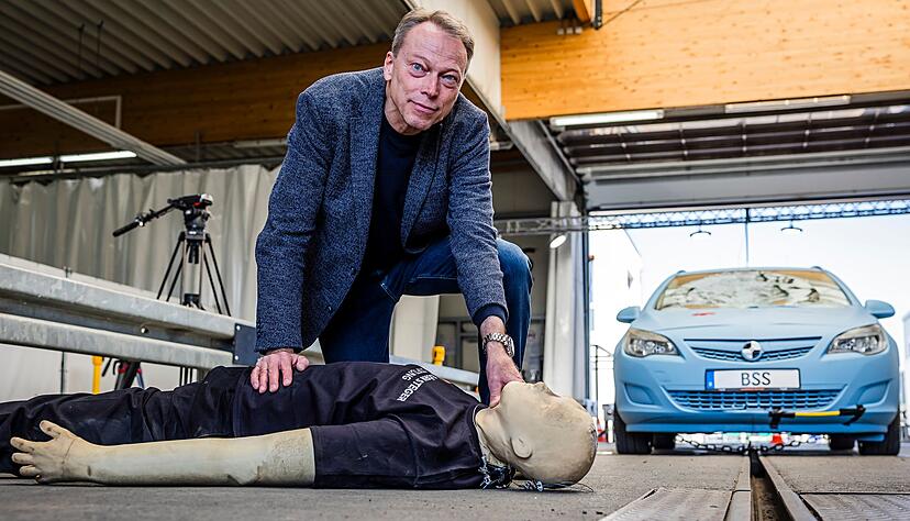 Nach dem Crashtest ist Unfallforscher Siegfried Brockmann sicher: Diesen Frontalzusammensto&szlig; mit einem Auto h&auml;tte ein Fu&szlig;g&auml;nger nicht &uuml;berlebt.