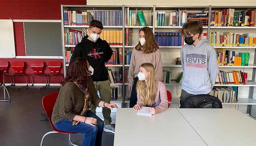 Die Neuntklässler des Justinus-Kerner-Gymnasiums in Weinsberg mit Barbara Margin von der Schulleitung sprechen über die Klassenfahrt. Die Neuntklässler des Justinus-Kerner-Gymnasiums in Weinsberg mit Barbara Margin von der Schulleitung sprechen über die Klassenfahrt.