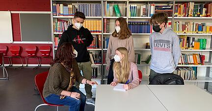 Die Neuntklässler des Justinus-Kerner-Gymnasiums in Weinsberg mit Barbara Margin von der Schulleitung sprechen über die Klassenfahrt.
Foto: Lisa Könnecke