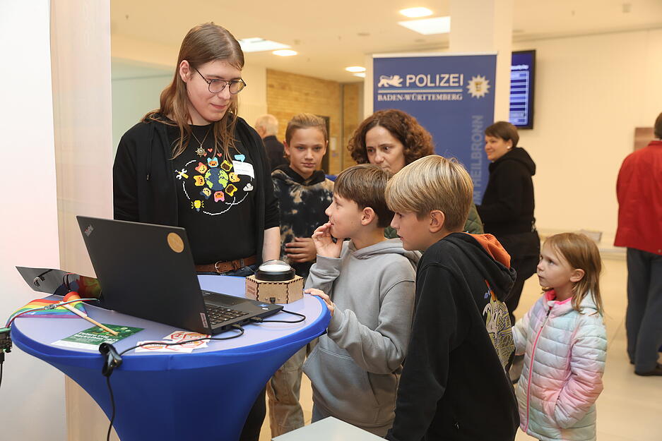 Teilnehmer informieren sich beim Cyber-Security-Day über den richtigen Schutz im Internet.