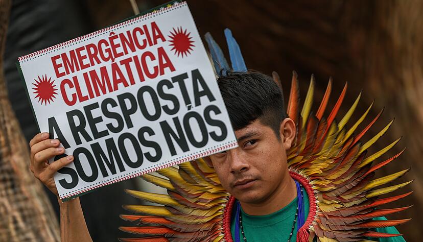 Ein Aktivist ist vor dem Gel&auml;nde der Weltklimakonferenz in Brasilien zu sehen. (Archivbild)
