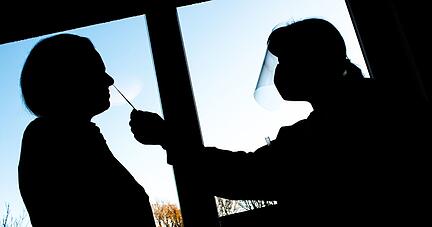 Eine Altenpflegerin nimmt in einem Altenwohnzentrum einen Abstrich für einen Schnelltest zur Erkennung des Coronavirus.