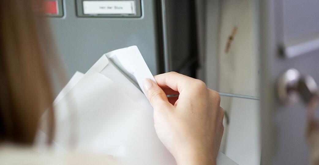 Bloß nicht ungeöffnet ablegen: Wer Post einfach ignoriert, läuft Gefahr entscheidende Informationen zu verpassen. Das kann zu unangenehmen finanziellen und rechtlichen Folgen führen.