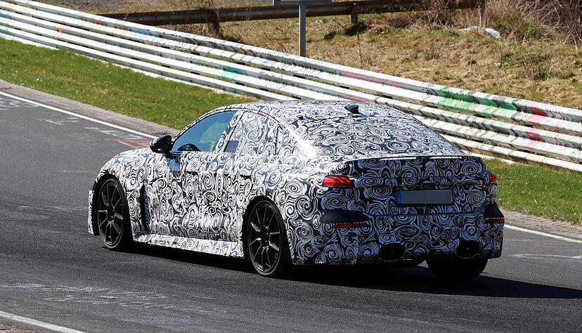 Noch ist der neue Audi RS 5 - hier als Limousine - getarnt unterwegs. Im Frühjahr feiert das neue Modell Premiere, gebaut wird es in Neckarsulm.
