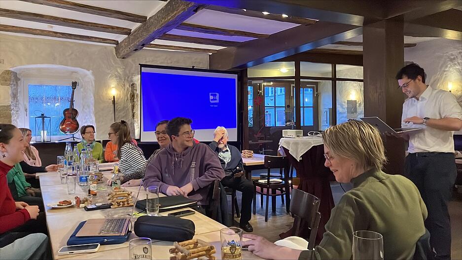 Um kurz vor 18 Uhr haben sich rund 20 Personen zur Wahlparty der Gr&uuml;nen in Niedernhall eingefunden. Die Stimmung ist freudig angespannt, w&auml;hrend Kandidat Mario Dietel nochmals dankende Worte f&uuml;r einen &bdquo;engagierten Wahlkampf&ldquo; ausspricht.