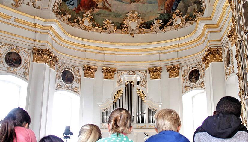 Auf dem Weg treppauf, treppab durchs Ludwigsburger Residenzschloss entdecken die Besucher auch prächtige Räume. Die Drittklässler aus Pattonville bestaunen die Ordenskapelle. Von einer Galerie aus haben sie alles im Blick.
Fotos: Susanne Schwarzbürger Auf dem Weg treppauf, treppab durchs Ludwigsburger Residenzschloss entdecken die Besucher auch prächtige Räume. Die Drittklässler aus Pattonville bestaunen die Ordenskapelle. Von einer Galerie aus haben sie alles im Blick.
Fotos: Susanne Schwarzbürger