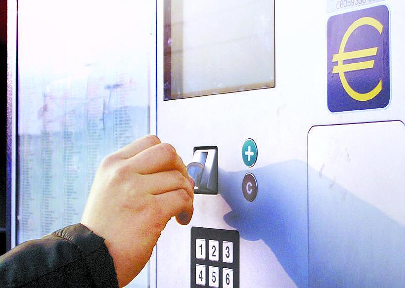 31. Dezember 2001: M&uuml;nztelefone, Fahrkartenautomaten, Parkuhren - in der Silvesternacht springen die Apparate auf Euro um.