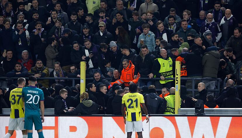 Das Europa-League-Spiel zwischen Anderlecht und Fenerbahçe wurde kurz nach Spielbeginn unterbrochen.