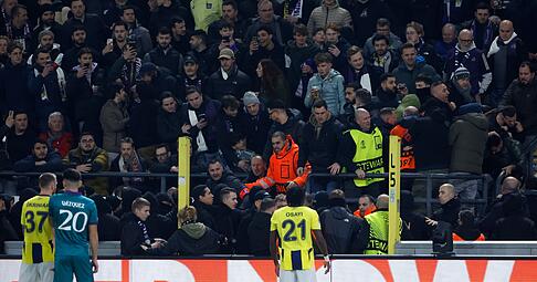Das Europa-League-Spiel zwischen Anderlecht und Fenerbahçe wurde kurz nach Spielbeginn unterbrochen.