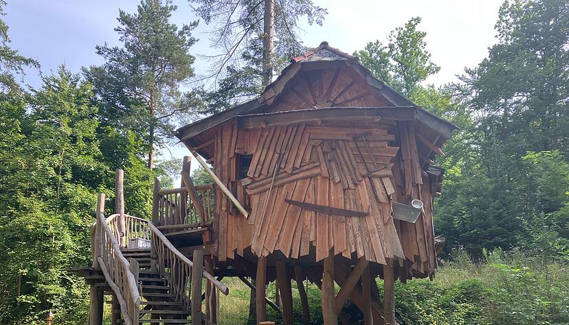 Übernachten im Baumhaus: Komfort inmitten der Natur des Natur-Resorts Tripsdrill.