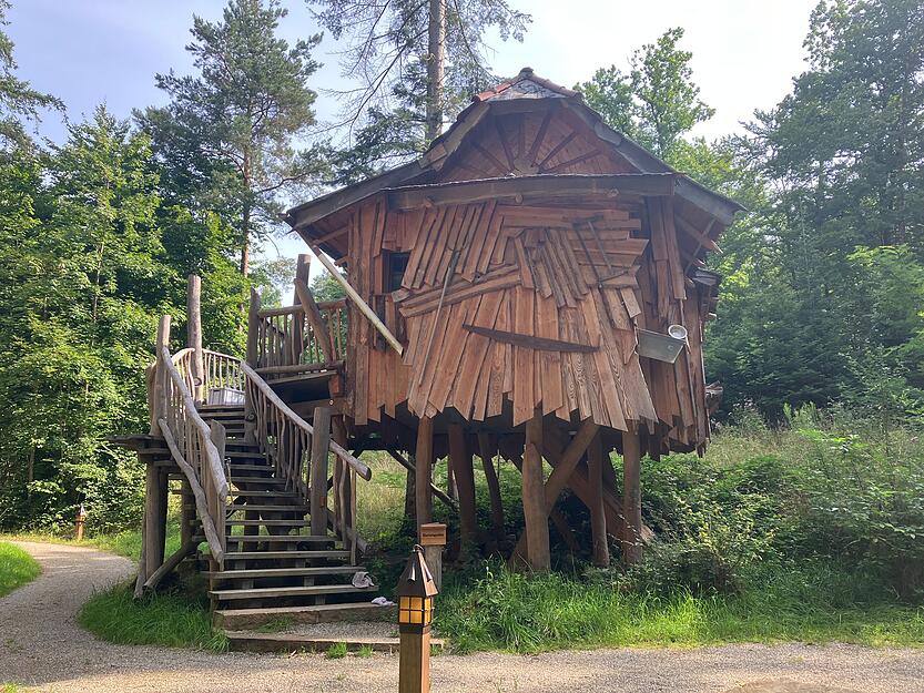 Übernachten im Baumhaus: Komfort inmitten der Natur des Natur-Resorts Tripsdrill.