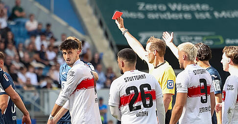 Atakan Karazor bekam in der 69. Minute die Rote Karte. Der VfB Stuttgart musste in Unterzahl den R&uuml;ckstand gegen die TSG Hoffenheim aufholen.