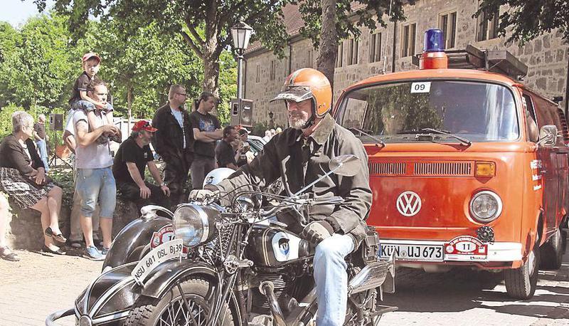 Mit 24 PS und Baujahr 1932 ist die NSU 601 OSL mit Beiwagen eines der Juwelen der Veteranenausfahrt.??Fotos: Oliver Färber