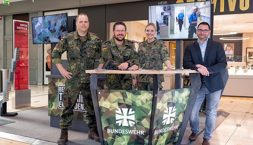Michael Häußer (v. r.), Cornelia F., Hans Faff und Jens Eggebrecht bei der ersten Pop-Up Karrieretour der Bundeswehr in der Stadtgalerie.
Foto: Mario Berger Michael Häußer (v. r.), Cornelia F., Hans Faff und Jens Eggebrecht bei der ersten Pop-Up Karrieretour der Bundeswehr in der Stadtgalerie.
Foto: Mario Berger