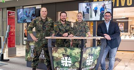 Michael Häußer (v. r.), Cornelia Fleckenstein, Hans Faff und Jens Eggebrecht bei der ersten Pop-Up Karrieretour der Bundeswehr in der Stadtgalerie.
Foto: Mario Berger