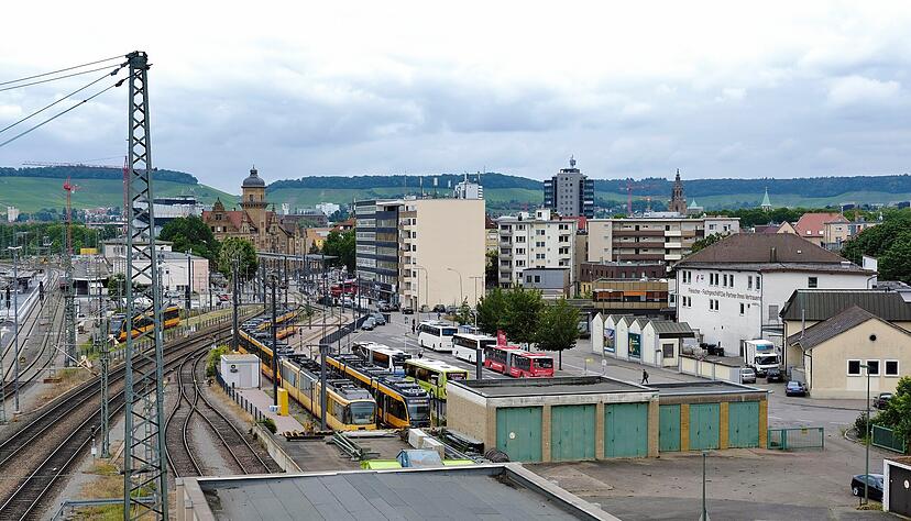 Das Archivfoto zeigt den Bereich rund um den Heilbronner Hauptbahnhof (links). Der  Reisebusbahnhof in der Bahnhofstra&szlig;e soll eine deutliche Aufwertung erfahren.