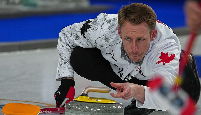 Alles rechtens? Um die Steinabgabe von Kanadas Curler Marc Kennedy gab es gro&szlig;e Diskussionen.