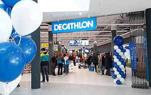 Mit weißen und blauen Luftballons macht Decathlon im K3 auf sich aufmerksam. Foto: Tobias Wieland Mit weißen und blauen Luftballons macht Decathlon im K3 auf sich aufmerksam. Foto: Tobias Wieland