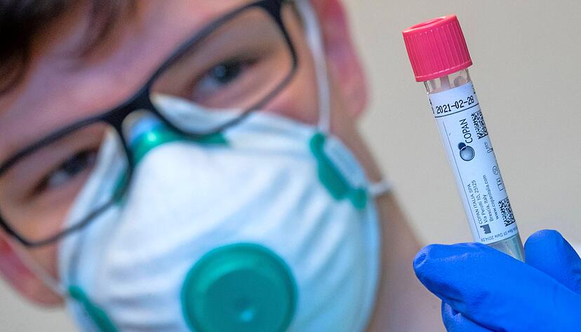 Mediziner und Mitarbeiter des Gesundheitsdienstes haben im Landkreis nun wieder ordentlich zu tun: Denn viele Corona-Tests fallen positiv aus.
Foto: Archiv/Büttner Mediziner und Mitarbeiter des Gesundheitsdienstes haben im Landkreis nun wieder ordentlich zu tun: Denn viele Corona-Tests fallen positiv aus.
Foto: Archiv/Büttner