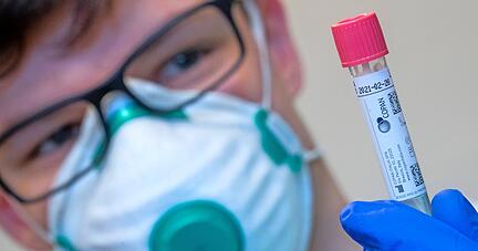 Mediziner und Mitarbeiter des Gesundheitsdienstes haben im Landkreis nun wieder ordentlich zu tun: Denn viele Corona-Tests fallen positiv aus.
Foto: Archiv/Büttner Mediziner und Mitarbeiter des Gesundheitsdienstes haben im Landkreis nun wieder ordentlich zu tun: Denn viele Corona-Tests fallen positiv aus.
Foto: Archiv/Büttner