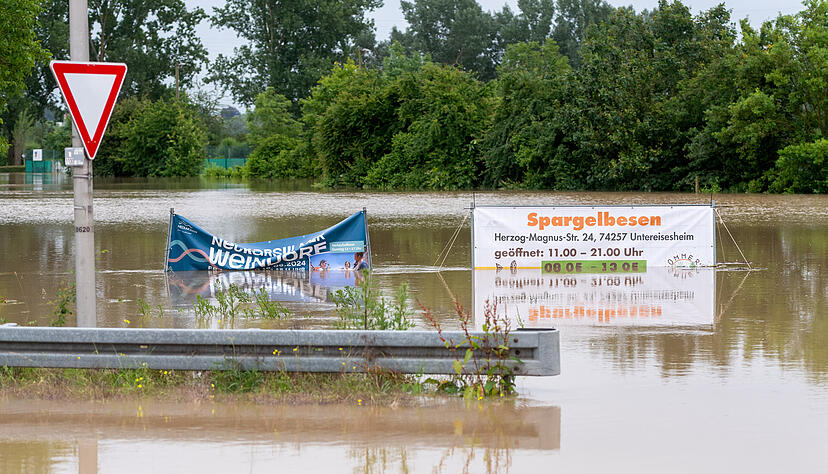 Nach dem Hochwasser in der vergangenen Woche k&ouml;nnen Menschen in Neckarsulm-Obereisesheim die Sonne wieder im Freibad genie&szlig;en.