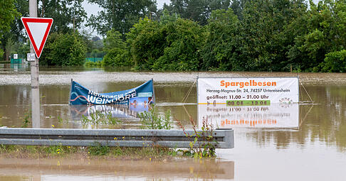 Nach dem Hochwasser in der vergangenen Woche k&ouml;nnen Menschen in Neckarsulm-Obereisesheim die Sonne wieder im Freibad genie&szlig;en.
