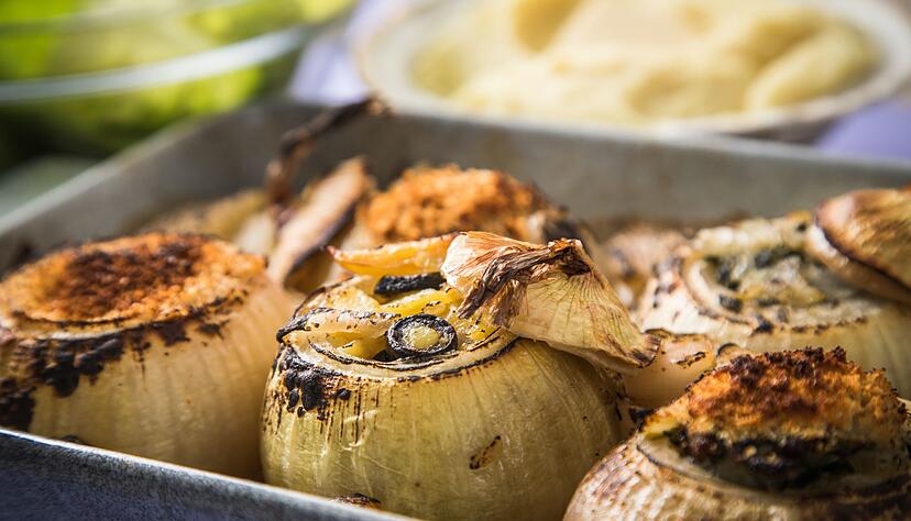 Zwiebeln geh&ouml;ren in viele Gerichte. Gef&uuml;llt werden sie zum Hauptdarsteller einer Mahlzeit.